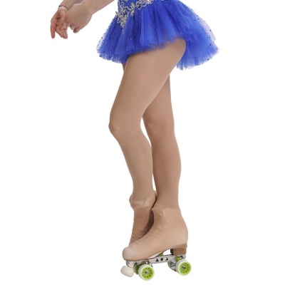 Patins de rodas clássico bege com rodas verdes e brancas, usado por pessoa com collants cor de pele e saia azul detalhada