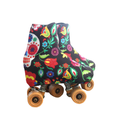 Patins com capa decorativa floral e caveiras, rodas laranja