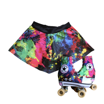Saia colorida e patins multicoloridos com rodas claras