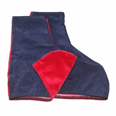 Par de meias azul escuro com interior vermelho e sola vermelha