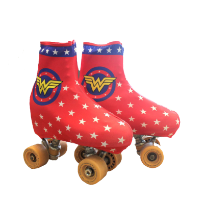 Patins vermelhos com estrelas brancas e emblema Mulher-Maravilha