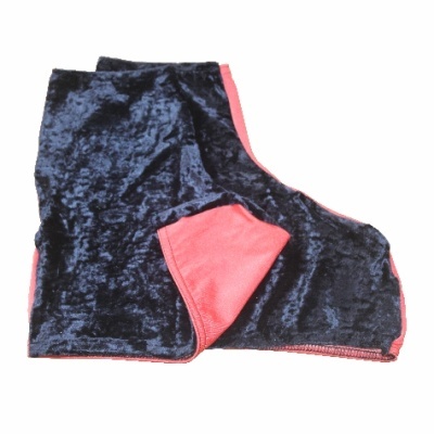 Lenço ou cachecol quadrado com textura preta aveludada e cor vermelha