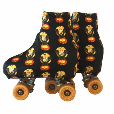 Patins de quatro rodas com capa preta estampada com abóboras e rostos amarelos e laranja