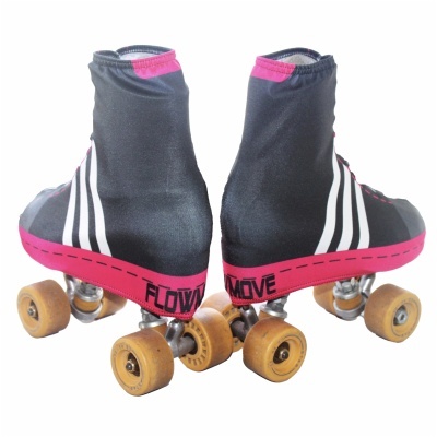 Patins de rodas pretos com detalhes brancos e rosa, texto FLOW MOVE perto das rodas amarelas