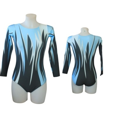 Body feminino azul claro, cinza e preto com padrão abstrato e mangas compridas