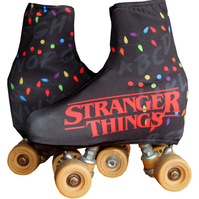 Patins com capa preta estampada com letras e texto vermelho Stranger Things