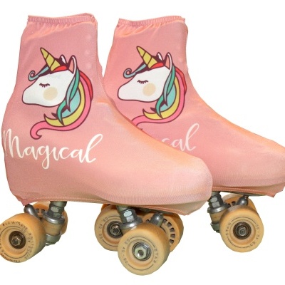 Patins de rodas rosa com capa unicórnio e texto 'Magical'