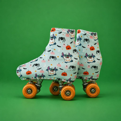 Patins de quatro rodas com capa protetora azul claro com padrão de Halloween