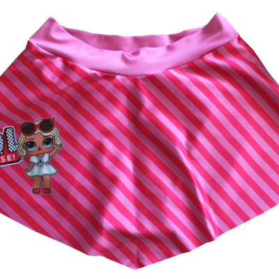 Saia infantil rosa com riscas diagonais vermelhas e personagem LOL Surprise