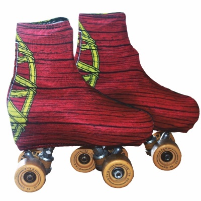 Patins de rodas vermelhos com detalhes verdes e rodas amarelas