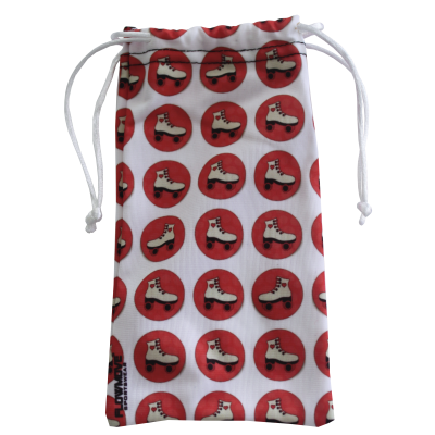 Saco de tecido branco com padrão de patins em círculos vermelhos e cordão