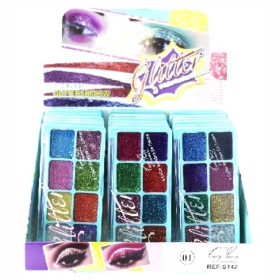 Paleta de sombra de olhos glitter com 12 cores diversas em embalagem azul clara num expositor com imagens de olhos maquiados