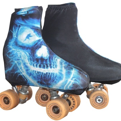 Patins de rodas tradicionais com capas protetoras, uma preta e outra com caveira azul