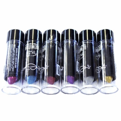 Seis batons em bastão com tampa transparente, pontas coloridas em várias cores, embalagem preta com texto branco.