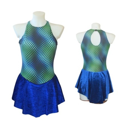 Fato de banho feminino azul e verde com padrão escamado e saia azul brilhante