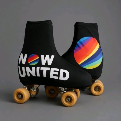 Patins clássicos com capa preta colorida e rodas cor de mel