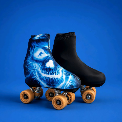 Patins com padrão de caveira e capa preta sobre fundo azul