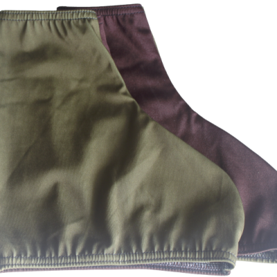 Dois protetores de sapatos verde e castanho em tecido elástico