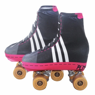 Patins de quatro rodas preto com riscas brancas e detalhes rosa