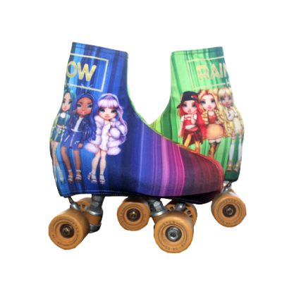 Par de patins de rodas coloridos com desenhos de personagens femininas
