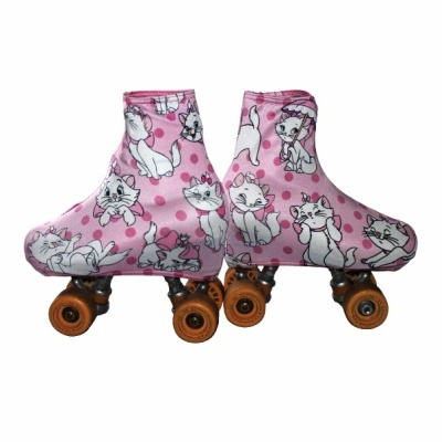 Patins de rodas rosa com desenhos de gatinhos e rodas laranjas