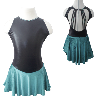 Vestido de dança preto com saia azul-turquesa e detalhes de brilhos nas costas