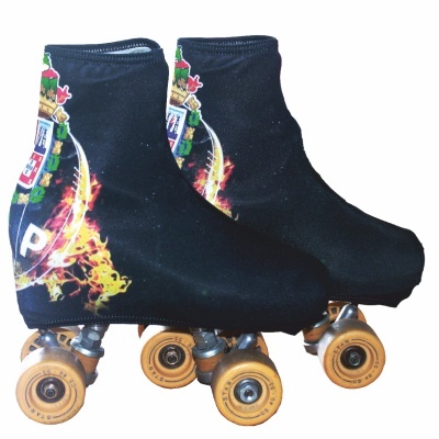 Patins com capa preta e decoração colorida, rodas laranja