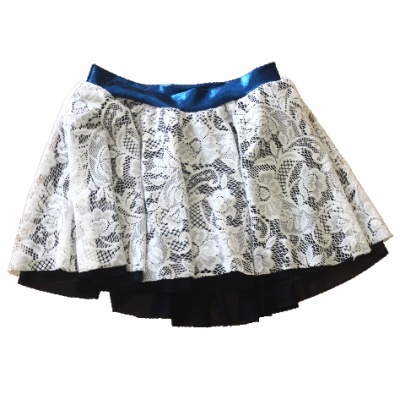Saia feminina branca com renda e cós azul