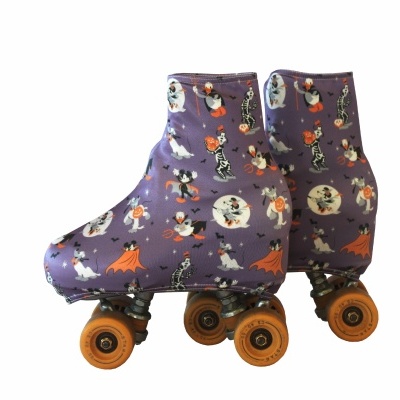 Botas de patins em rolo roxas com padrão de Halloween e rodas laranja