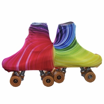Par de patins de rodas com capas coloridas swirl em vermelho e azul-verde