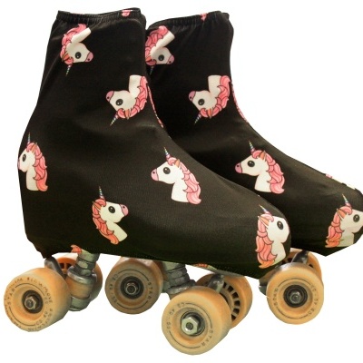 Patins de rodas com capas pretas com unicórnios cor de rosa