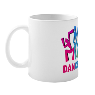 Caneca branca com desenhos de dançarinos coloridos e texto DANCE