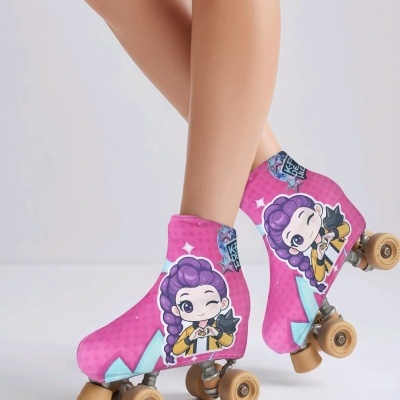 Patins com capa rosa e personagem de desenho animado com cabelo roxo