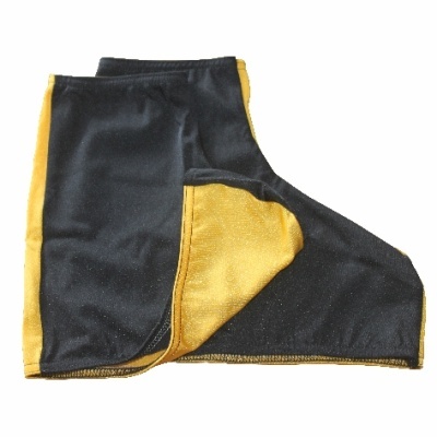 Peça de tecido preta e amarela com costuras visíveis, formato anatómico