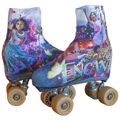 Par de patins com capa ilustrada em roxo e azul com personagens e texto ENCANT