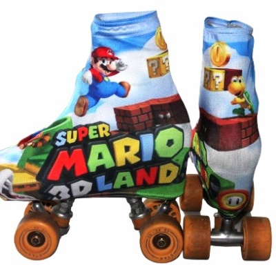Patins com capa Super Mario 3D Land em cores vivas sobre fundo branco