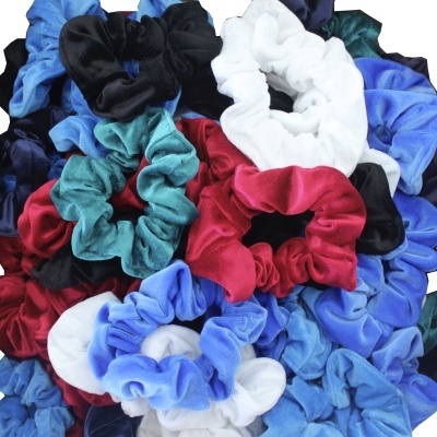 Conjunto colorido de scrunchies em tecido sobre fundo branco