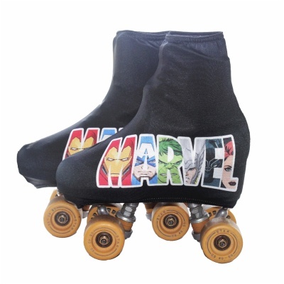 Patins com capas pretas e logo MARVEL colorido com personagens