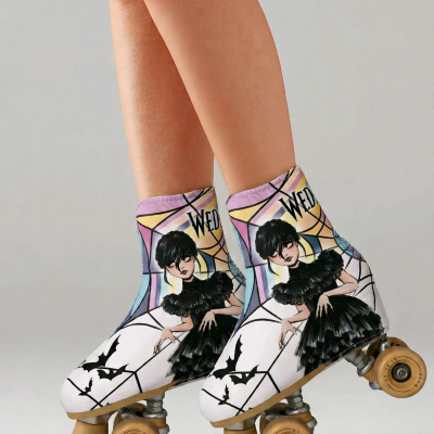 Patins em linha brancos com capa ilustrada e personagem feminina