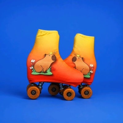 Patins de rodas amarelo e laranja com estampa de urso e flores