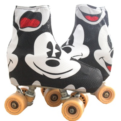 Patins de quatro rodas com capa preta e caras de Mickey Mouse