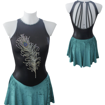 Vestido preto brilhoso com padrão de pena em contas e saia verde água de veludo