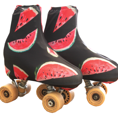 Patins pretos com estampado de melancia e rodas castanho claro