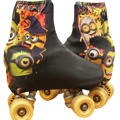 Patins com revestimento elástico preto e estampas coloridas de personagens animados