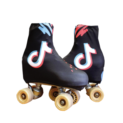Patins com capas pretas e logotipo TikTok