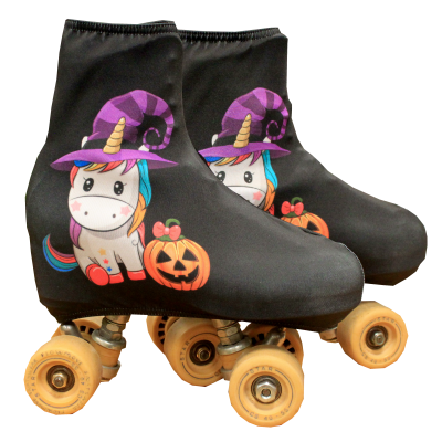 Patins de rodas com capa preta e desenho de unicórnio e abóbora de Halloween