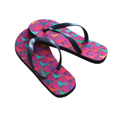 Chinelos de borracha com padrão colorido de patins