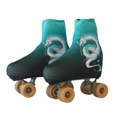 Patins com capa protetora azul e preta com dragão