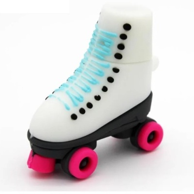 Patim de quatro rodas branco com sola preta e rodas cor-de-rosa