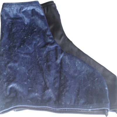 Dois protetores para calçado, um azul aveludado e outro preto liso